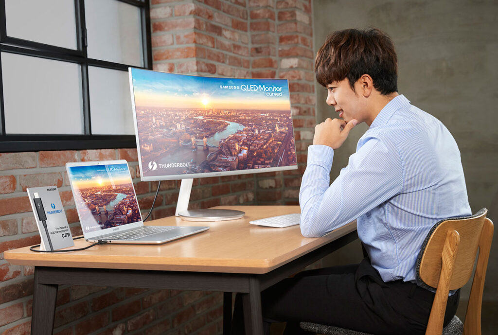 Samsung Unveils First Thunderbolt 3 QLED Curved Monitor at CES 2018