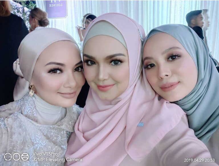 Dato’ Sri Siti Nurhaliza Seen Taking Selfies