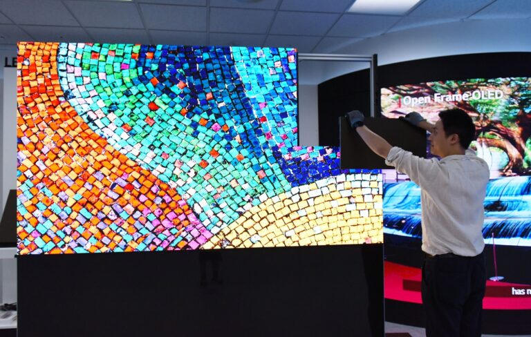 LG’s LED Signage Featuring Non-Contact Connectors Delivers Better Images, Easier Installation