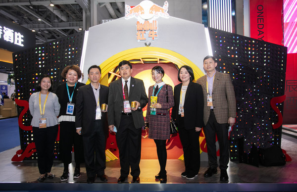 H.E.Mr. Arthayudh Srisamoot Ambassador of the Kingdom of Thailand in China visits the TCP booth at the 2020 CIIE