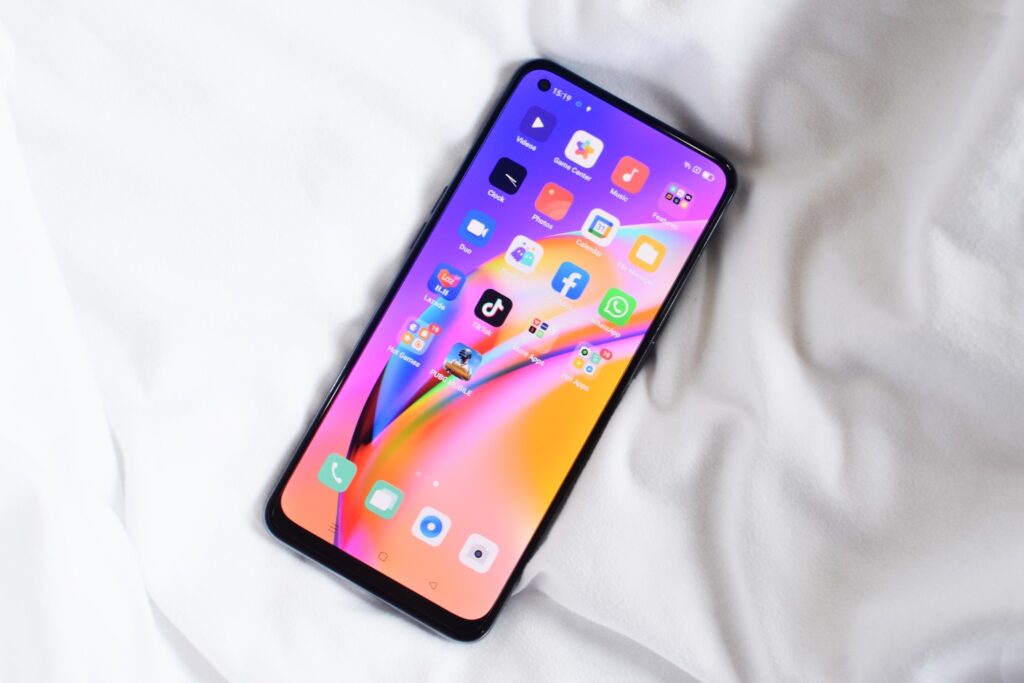 Get Free Gifts Worth RM238 with OPPO Reno5 F Crystal Silver Pre-Orders