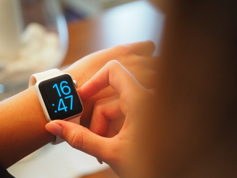Smartwatch Vs Fitness Tracker- 4 Ways to Choose