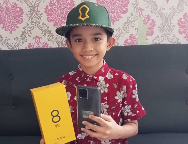 realme Gifts New realme 8 Pro To 11-Year-Old Shopee Seller