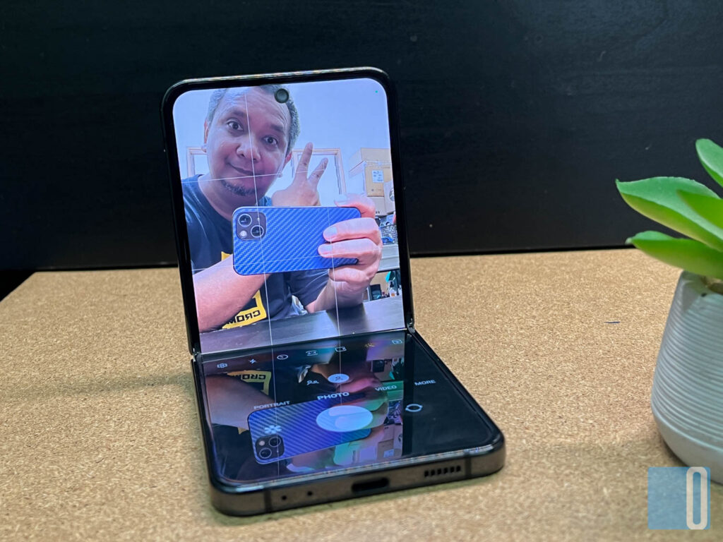 Samsung Galaxy Z Flip4 Long Term Review - Flexing All The Improvements