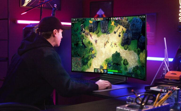 Immersive Gaming Goes Next Level With World’s First Bendable LG OLED Flex Screen