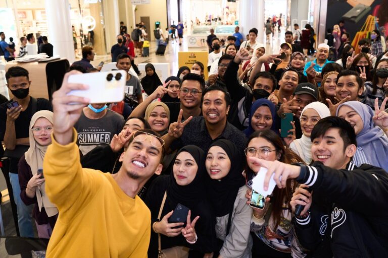 MK K-Clique Performed His Masterpiece “Mimpi” and “Pulang”at realme Leap to Champion Roadshow