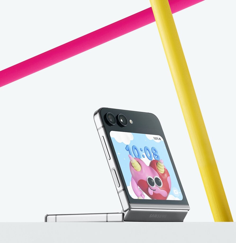 Functional & Fashionable Flex Window on the Galaxy Z Flip5