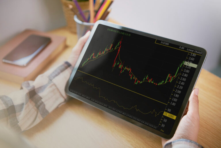 Strategic Insights for Gold Trading Amidst Global Economic Shifts