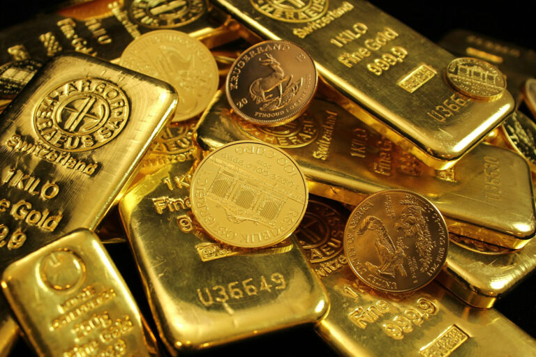 Exploring Machine Learning Models for Predicting Seasonal Gold Price Fluctuations
