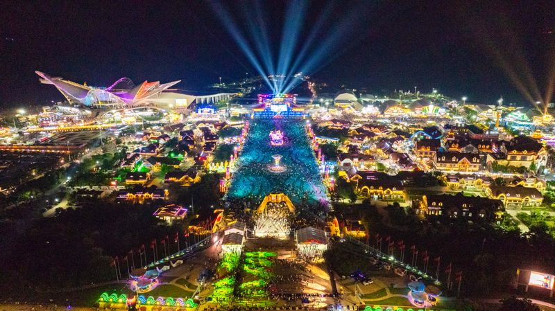 International creators capture Qingdao's coastal charm